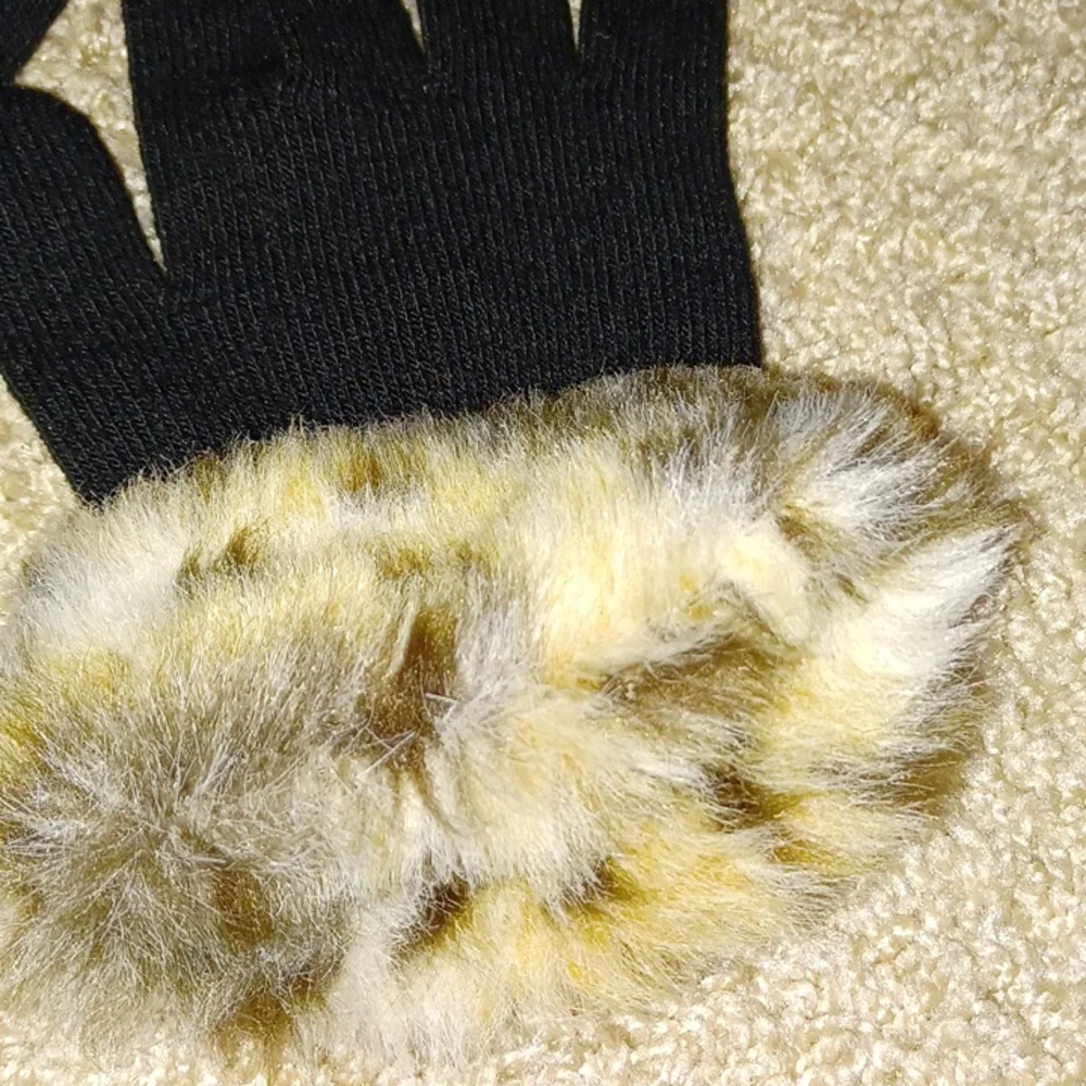Knit black winter gloves with faux leopard fur